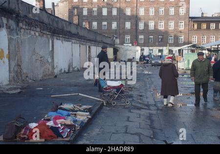 Warszawa 01,1994. Handel na Bazarze Ró¿yckiego na Pradze. msa PAP/Teodor Walczak Dok³adny dzieñ wydarzenia nieustalony. Warszawa 01,1994. Der Rozyckiego Basar im Bezirk Praga. msa PAP/Teodor Walczak Veranstaltungstag unbekannt Stockfoto