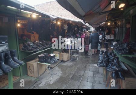 Warszawa 01,1994. Sprzeda¿ obuwia na Bazarze Ró¿yckiego na Pradze. msa PAP/Teodor Walczak Dok³adny dzieñ wydarzenia nieustalony. Warszawa 01,1994. Schuhstände am Rozyckiego Basar im Stadtteil Praga. msa PAP/Teodor Walczak Veranstaltungstag unbekannt Stockfoto