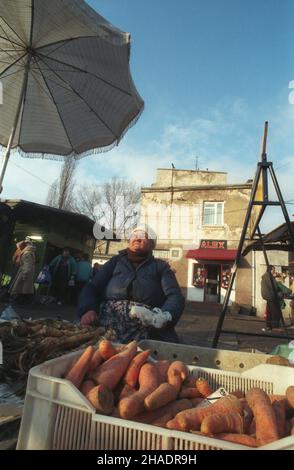 Warszawa 01,1994. Handel warzywami na Bazarze Ró¿yckiego na Pradze. msa PAP/Teodor Walczak Dok³adny dzieñ wydarzenia nieustalony. Warszawa 01,1994. Verkauf von Gemüse am Rozyckiego Basar im Bezirk Praga. msa PAP/Teodor Walczak Veranstaltungstag unbekannt Stockfoto