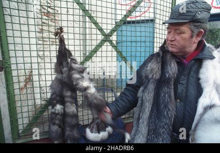 Warszawa 01,1994. Sprzeda¿ skór i czapek lisich na Bazarze Ró¿yckiego na Pradze. msa PAP/Teodor Walczak Dok³adny dzieñ wydarzenia nieustalony. Warszawa 01,1994. Verkauf von Fuchsfellen am Rozyckiego Basar im Bezirk Praga. msa PAP/Teodor Walczak Veranstaltungstag unbekannt Stockfoto