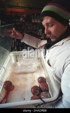 Warszawa 01,1994. Sprzeda¿ p¹czków na Bazarze Ró¿yckiego na Pradze. msa PAP/Teodor Walczak Dok³adny dzieñ wydarzenia nieustalony. Warszawa 01,1994. Verkauf von Donuts am Rozyckiego Basar im Bezirk Praga. msa PAP/Teodor Walczak Veranstaltungstag unbekannt Stockfoto