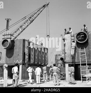 1959, historisch, Stahlwerk im Bau, Durgapur, Bengalen, Indien. Das riesige Stahlwerk in Dugapur wurde von einem Konsortium führender britischer Unternehmen für die Steel Authority of India (SAIL) errichtet, mit dem Ziel, das Land nach der Unabhängigkeit von Großbritannien zu industrialsieren. Stockfoto