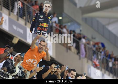 Yas Marina Circuit, Abu Dhabi. 12th. Dezember 2021; Yas Marina Circuit, Abu Dhabi, Vereinigte Arabische Emirate: FIA Abu Dhabi F1 Grand Prix Renntag: Red Bull Racing Honda, Max Verstappen feiert seinen Sieg Credit: Action Plus Sports Images/Alamy Live News Stockfoto