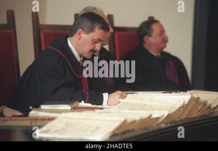 Wroc³aw 26.01.1994. S¹d Wojewódzki. Proces w krawie lubiñskiej, oskar¿onymi o sprawstwo kierownicze zabójstwa s¹ trzej dowócy Milicji Obywatelskiej. 31 sierpnia 1982 r. podczas solidarnoœciowej manifacji w Lubinie od milicyjnych kul zginê³y trzy osoby, a jedenaœcie zosta³o rannych. msa PAP/Adam Hawa³ej Breslau, Polen, 26. Januar 1994. Richter während eines Prozesses gegen Lubin-Verbrechen im Provinzgericht in Breslau. Am 31. August 1982 wurden bei einer Solidaritätsdemonstration in Lubin drei Menschen getötet und elf Personen durch Polizeigeschosse verletzt. Drei Milizkommandanten werden wegen Exekutivors angeklagt Stockfoto