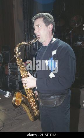 Warszawa 04.02.1994. Próba przed koncertem w Sali Kongressowej Pa³acu Kultury i Nauki amerykañskiego zespo³u jazzowo-rockowego Spyro Gyra. Nz. Jay Beckenstein (saksofon). msa PAP/Adam Urbanek Warschau, Polen, 04. Februar 1994. Jay Beckenstein, Mitglied der amerikanischen Jazz-Fusion-Band Spyro Gyra, spielt vor dem Konzert in der Kongresshalle im Palast der Wissenschaft und Kultur in Warschau auf dem Saxophon. PAP/ADAM URBANEK Stockfoto