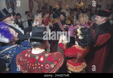 Golub-Dobrzyñ 12.02.1994. Wielki bal karnawa³owy na zamku w Golubiu. msa PAP/Wojciech Szabelski Golub-Dobrzyn, Polen, 12. Februar 1994. Am letzten Samstag des Karnevals in Golub-Dobrzyn tanzen Paare während eines großen Karnevalsballs im Schloss Golub. PAP/WOJCIECH SZABELSKI Stockfoto