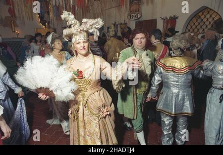 Golub-Dobrzyñ 12.02.1994. Wielki bal karnawa³owy na zamku w Golubiu. msa PAP/Wojciech Szabelski Golub-Dobrzyn, Polen, 12. Februar 1994. Am letzten Samstag des Karnevals in Golub-Dobrzyn tanzen Paare während eines großen Karnevalsballs im Schloss Golub. PAP/WOJCIECH SZABELSKI Stockfoto