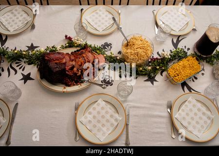 Ein weihnachtsessen auf dem Tisch am heiligabend in einem skandinavischen Haus. Bereit zum Essen. Stockfoto