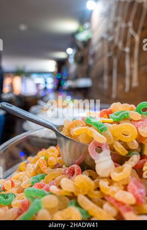 Lebkuchen, Süßigkeiten und Nüsse auf einem Weihnachtsmarkt Stockfoto