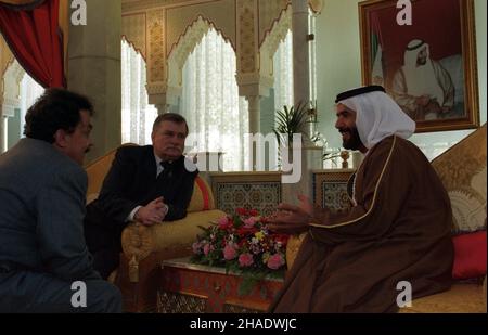 Zjednoczone Emiraty Arabskie Abu Zabi 02.03.1994. Miêdzyl¹dowanie podczas podró¿y prezydenta RP Lecha Wa³êsy do Republiki Indii. Spotkanie prezydenta RP z Szambelanem Dworu Szejka Suroor bin Mohammed Al Nayan. Nz. Prezydent RP Lech Wa³êsa (L), Szambelan Dworu (P). js PAP/Janusz Mazur Vereinigte Arabische Emirate Abu Dhabi 02. März 1994. Polnad-Präsident Lech Walesa auf einem Zwischenstopp auf dem Weg nach Indien. Präsident Lech Walesa (im Bild) trifft Gerichtschamberlain von Sheik Suroor bin Mohammed Al Nayan. Im Bild: Polens Präsident Lech Walesa (L), Hofkammerpräsident (R), js PAP/Janusz Mazur Stockfoto