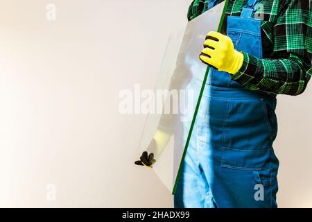 Glasiger hält in den Händen ein Stück dicke Glasscheibe, viel Platz für Text Stockfoto