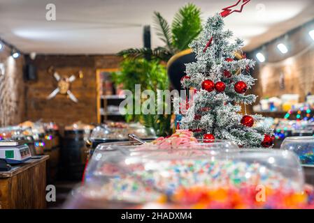 Lebkuchen, Süßigkeiten und Nüsse auf einem Weihnachtsmarkt Stockfoto