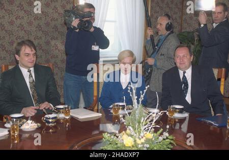 Warszawa 09.04.1994. Spotkanie w siedzibie Urzêdu Rady Ministrów (URM) premiera RP Waldemara Pawlaka (L) z ministrem spraw zagranicznych S³owacji Jurajem Szenkiem (P). mw PAP/Teodor Walczak Warschau, 09. April 1994. Polens Ministerpräsident Waldemar Pawlak (links) trifft den slowakischen Außenminister Juraj Schenk (rechts) im Büro des Ministerrates. mw PAP/Teodor Walczak Stockfoto