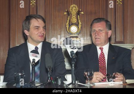 Niemcy Stuttgart 15.04.1994. Premier RP Waldemar Pawlak z wizyt¹ w Republice Federalnej Niemiec (RFN). NZ. Spotkanie W. Pawlaka (L) oraz premiere rz¹du krajowego Badenii-Wirtembergii Erwina Teufla (CDU) z dziennikarzami. mw PAP/Teodor Walczak Deutschland Stuttgart 15. April 1994. Polens Premierminister Waldemar Pawlak zu einem Besuch in der Bundesrepublik Deutschland. Eine Gruppe von Geschäftsleuten, die sich der polnischen Delegation anschließen. Im Bild: PM W. Pawlak (links) und Ministerpräsident von Baden-Württemberg Erwin Teufel (CDU) treffen Journalisten. mw PAP/Teodor Walczak Stockfoto