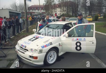 Kraków 15.04.1994. XIX Miêdzynarodowy Rajd Krakowski (14 -16 kwietnia), wyœcig samochodowy rozgrywany na trasie 580 km, w tym 21 odcinków specjalnych. Bra³o w nim udzia³ 81 za³óg. Nz. Zbigniew At³owski (L) i Romuald Cha³as (Mobil Rally Team - Automobilklub Polski) w samochodzie Ford Escort RS Cosworth. W klasyfikacji koñcowej zajêli szóste miejsce. mw PAP/Jacek Bednarczyk Krakau, 15. April 1994. An der Internationalen Krakauer Rallye 19th (14 -16. April), dem Autorennen auf der 580 Kilometer langen Strecke mit 21 Sonderstrecken, nahmen 81 Teams Teil. Im Bild: Zbigniew Atlowski (links) und Romuald Cha Stockfoto