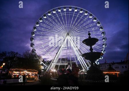 Brighton UK 12th December 2021 - Besucher genießen das Brighton Christmas Festival und erleben das Leben im Old Steine mit einem großen Beobachtungsrad im Zentrum der festlichen Attraktion : Credit Simon Dack / Alamy Live News Stockfoto