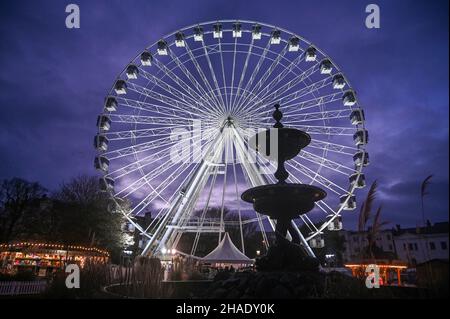 Brighton UK 12th December 2021 - Besucher genießen das Brighton Christmas Festival und erleben das Leben im Old Steine mit einem großen Beobachtungsrad im Zentrum der festlichen Attraktion : Credit Simon Dack / Alamy Live News Stockfoto