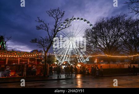 Brighton UK 12th December 2021 - Besucher genießen das Brighton Christmas Festival und erleben das Leben im Old Steine mit einem großen Beobachtungsrad im Zentrum der festlichen Attraktion : Credit Simon Dack / Alamy Live News Stockfoto