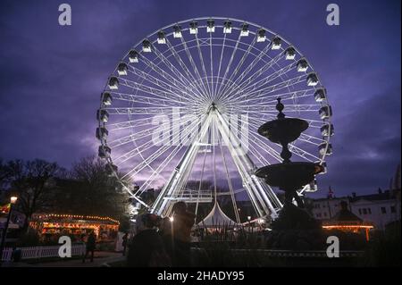 Brighton UK 12th December 2021 - Besucher genießen das Brighton Christmas Festival und erleben das Leben im Old Steine mit einem großen Beobachtungsrad im Zentrum der festlichen Attraktion : Credit Simon Dack / Alamy Live News Stockfoto