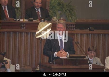 Warszawa 07.07.1994. Wizyta prezydenta Stanów Zjednoczonych Billa Clintona w Polsce w dniach 6-7 lipca, na zaproszenie prezydenta RP Lecha Wa³êsy, w zwi¹zku z wejœciem Polski do NATO. NZ. Prezydent Clinton wyg³asza przemówienie w polskim parlamentencie. js PAP/Piotr Gêsicki Warschau 07. Juli 1994. US-Präsident Bill Clinton besuchte Polen am 6-7. Juli auf Einladung des polnischen Präsidenten Lech Walesa im Zusammenhang mit dem Beitritt Polens zur NATO. Im Bild: Präsident Clinton spricht vor dem polnischen parlament. js PAP/Piotr Gesicki Stockfoto