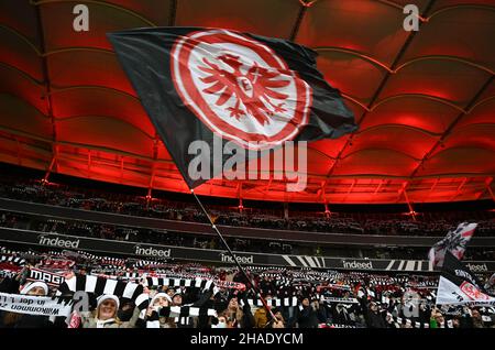 12. Dezember 2021, Hessen, Frankfurt/Main: Fußball: Bundesliga, Eintracht Frankfurt - Bayer 04 Leverkusen, Matchday 15 im Deutsche Bank Park. Frankfurts Fans stimmen sich auf das Spiel ein. Foto: Arne Dedert/dpa - WICHTIGER HINWEIS: Gemäß den Bestimmungen der DFL Deutsche Fußball Liga und/oder des DFB Deutscher Fußball-Bund ist es untersagt, im Stadion und/oder vom Spiel aufgenommene Fotos in Form von Sequenzbildern und/oder videoähnlichen Fotoserien zu verwenden oder zu verwenden. Stockfoto