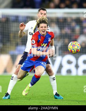 London, England, 12th. Dezember 2021. Conor Gallagher von Crystal Palace wurde von Michael Keane von Everton während des Premier League-Spiels im Selhurst Park, London, angegangen. Bildnachweis sollte lauten: David Klein / Sportimage Kredit: Sportimage/Alamy Live News Stockfoto