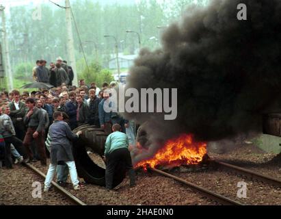 Warszawa, 19.05.1995. Strajkuj¹cy robotnicy 'Ursusa' blokuj¹ tory kolejowe na stacji Warszawa-Ursus. (herr) PAP/Piotr Teodor Walczak Warschau, 19.05.1995. Protestierende Arbeiter der Ursus-Fabrik (polnischer Hersteller von Landmaschinen) blockierten Bahngleise in Warschau-Ursus. (herr) PAP/Piotr Teodor Walczak Stockfoto