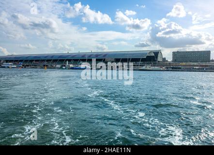 Niederlande. Sonniger Tag in Amsterdam. Blick von der Fähre auf der Amstel zum Hauptbahnhof Stockfoto