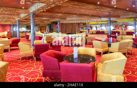 Blick auf die Lounge Conte di Savoia im Inneren des Costa Fortuna-Schiffes am Hafenterminal in Marseille, Frankreich, 28. April 2019. Stockfoto