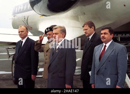 Stettin, 18.06.1995. Prezydent Lech Wa³êsa w Szczecinie na ods³oniêciu pomnika Papie¿a Jana Paw³a II. (herr) PAP/Jerzy Undro Stettin, 18.06.1995. Der polnische Präsident Lech Walesa nimmt an der Zeremonie zur Enthüllung des Denkmals von Papst Johannes Paul II. Teil (herr) PAP/Jerzy Undro Stockfoto