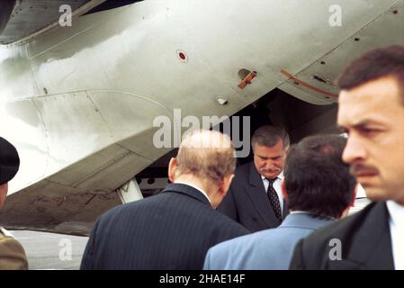 Stettin, 18.06.1995. Prezydent Lech Wa³êsa w Szczecinie na ods³oniêciu pomnika Papie¿a Jana Paw³a II. (herr) PAP/Jerzy Undro Stettin, 18.06.1995. Der polnische Präsident Lech Walesa nimmt an der Zeremonie zur Enthüllung des Denkmals von Papst Johannes Paul II. Teil (herr) PAP/Jerzy Undro Stockfoto