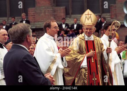 Stettin, 18.06.1995. Prezydent Lech Wa³êsa (L) i kardyna³ Franciszek Macharski (P) w Szczecinie na ods³oniêciu pomnika Papie¿a Jana Paw³a II. (herr) PAP/Jerzy Undro Stettin, 18.06.1995. Der polnische Präsident Lech Walesa (L) und Kardinal Franciszek Macharski (R) nehmen an der Zeremonie zur Enthüllung des Denkmals von Papst Johannes Paul II. Teil (herr) PAP/Jerzy Undro Stockfoto