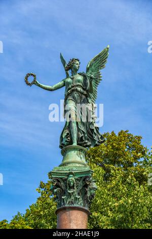 Engelsstatue mit Lorbeerkranz, Bronzeskulptur von Victoria im Garten des Schlosses Charlottenburg (Schloss Charlottenburg), Berlin, Deutschland. Stockfoto