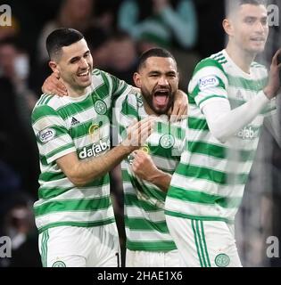 Tom Rogic von Celtic (links) feiert das erste Tor ihrer Mannschaft während des Cinch Premiership-Spiels im Celtic Park, Glasgow. Bilddatum: Sonntag, 12. Dezember 2021. Stockfoto