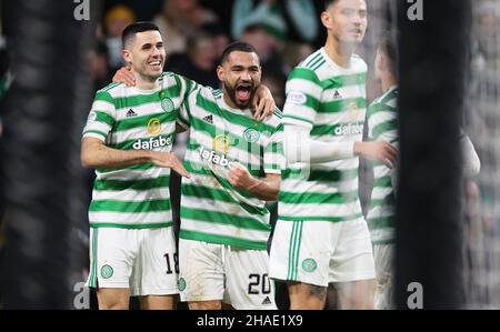 Tom Rogic von Celtic (links) feiert das erste Tor ihrer Mannschaft während des Cinch Premiership-Spiels im Celtic Park, Glasgow. Bilddatum: Sonntag, 12. Dezember 2021. Stockfoto