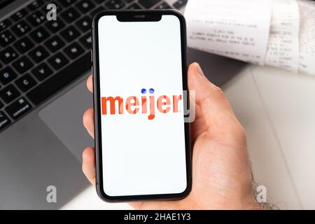 Meijer mobile Anwendung der Supermarktkette im Smartphone. Online-Kauf mit einem Laptop und einem Smartphone. November 2021, San Francisco, USA Stockfoto