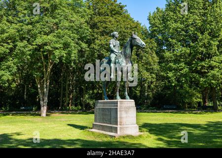 Amazonas zu Pferd (Amazone zu Pferde) bronzene Reiterstatue aus dem Jahr 1895 des preußischen Bildhauers Louis Tuaillon im Tiergarten in Berlin, Deutschland. Stockfoto