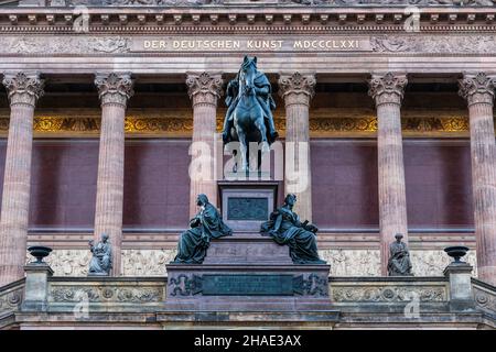 Berlin, Deutschland, Alte Nationalgalerie Gebäude auf der Museumsinsel und Reiterstatue von Friedrich Wilhelm IV., Stadtlandmar Stockfoto