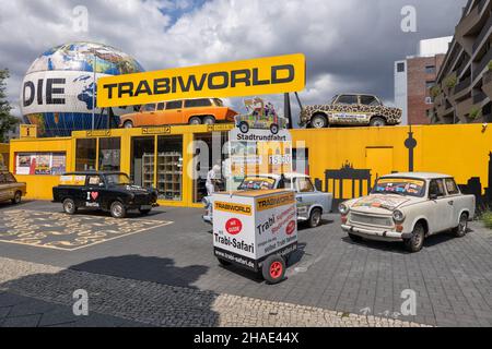 TrabiWorld, Trabi-Safari und Air Service Berlin - Weltballon in Berlin, Deutschland, Trabi World und Trabi Safari geführte Stadtrundfahrten im trabant Retro-Auto Stockfoto