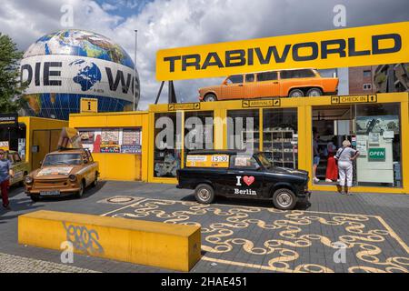 TrabiWorld, Trabi-Safari und Air Service Berlin - Weltballon in Berlin, Deutschland, Trabi World und Trabi Safari geführte Stadtrundfahrten im trabant Retro-Auto Stockfoto