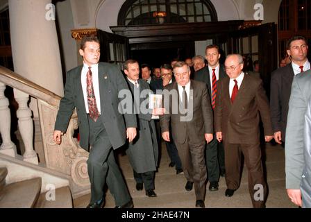 Poznañ, 07.11.1995. Prezydent Lech Wa³êsa (C), podczas wizyty na Uniwerstytecie im. Adama Mickiewicza w Poznaniu. (herr) PAP/Remigiusz Sikora Posen, 07.11.1995. Der polnische Präsident Lech Walesa (C) bei seinem Besuch an der Adam-Mickiewicz-Universität in Posen. (herr) PAP/Remigiusz Sikora Stockfoto