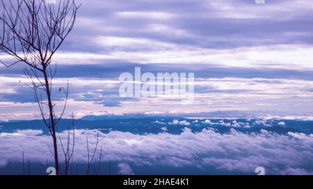 Fantastische weiche weiße Wolken vor blauem Himmel Hintergrund. Im Freien Stockfoto