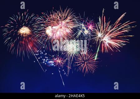 Feuerwerk zu Neujahr und Copy Space abstrakten Urlaub Hintergrund. Farbenfrohe Feuerwerke auf Dämmerungshintergrund mit freiem Platz für Text. Neu Ja Stockfoto