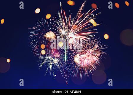 Feuerwerk zu Neujahr und Copy Space abstrakten Urlaub Hintergrund. Farbenfrohe Feuerwerke auf Dämmerungshintergrund mit freiem Platz für Text. Neu Ja Stockfoto