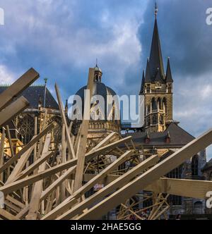 Ein Holzplankenstapel im Hintergrund des Kaiserdoms in Aachen Stockfoto