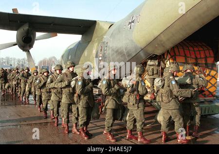 Wroc³aw, 08.12.1995. Wyjazd polskich podchor¹¿ych na æwiczenia do Niemiec. 106 podchor¹¿ych i oficerów z Wy¿szej Szko³y Oficerskiej z Wroc³awia wylecia³o niemieckim samolotem transportowym na wspólne æwiczenia na poligon w Niemczech gdzie æwiczyli z ¿o³nierzami Niemiec i Danii zadania wojsk ONZ. (mr) PAP/Adam Hawa³ej Breslau, 08.12.1995. Polnische Kadetten vor der Abreise nach Deutschland. 106 Kadetten und Offiziere der Militärakademie der Landstreitkräfte in Breslau brachen nach Deutschland auf, um gemeinsam mit deutschen und dänischen Soldaten eine UN-Übung zu machen. (mr) PAP/Adam Hawalej Stockfoto