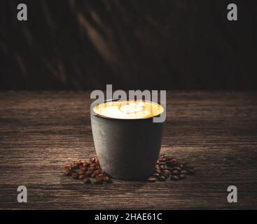 Tasse aromatisch heißen Kaffee Latte mit Kaffee Kunst Stockfoto