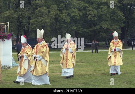 Kraków 08.06.1997. Szósta pielgrzymka Ojca Œwiêtego Jana Paw³a II do Polski. Podczas porannej mszy œwiêtej celebrowanej przez Ojca Œwiêtego na krakowskich B³oniach odby³a siê kanonizacja b³ogos³awionej królowej Polski Jadwigi. NZ. m.in.: prymas Polski kardyna³ Józef Glemp (L), sekretarz stanu Stolicy Apostolskiej kardyna³ Angelo Sodano (3L), arcybiskup metropolita krakowski kardyna³ Franciszek Macharski (4L). mw PAP/Grzegorz Rogiñski Krakau, Polen, 08. Juni 1997. Primas von Polen, Kardinal Jozef Glemp (L), Kardinalstaatssekretär des Vatikans Angelo Sodano (3-L) und Metropolit von Stockfoto