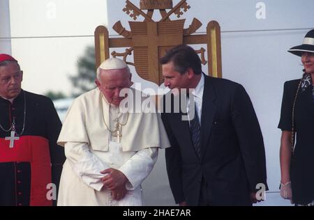 Kraków 10.06.1997. Szósta pielgrzymka Ojca Œwiêtego Jana Paw³a II do Polski. Zakoñczenie wizyty, po¿egnanie Papie¿a na lotnisku w Balicach. NZ. od lewej: przewodnicz¹cy Conferencji Episkopatu Polski kardyna³ Józef Glemp, Ojciec Œwiêty, prezydent RP Aleksander Kwaœniewski, ¿ona prezydenta Jolanta Kwaœniewska. mw PAP/Grzegorz Rogiñski Krakau, Den 10. Juni 1997. Die sechste Pilgerreise von Papst Johannes Paul II. Nach Polen. Das Ende des Besuchs, eine Abschiedszeremonie für den Papst auf dem Flughafen Balice. Von links: Leiter der Polnischen Bischofskonferenz, Kardinal Jozef Glemp, Papst Polan Stockfoto