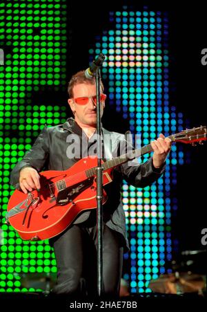 Warszawa 1997-08-12. Jedyny koncert w Polsce zespo³u U2. NZ: Wokalista zespo³u - Bono podczas wystêpu. soa PAP/CAF/Radek Pietruszka Stockfoto